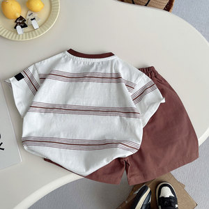 Nouvel ensemble d'été 2 pièces pour garçon 2026 : T-shirt <span class=keywords><strong>blanc</strong></span> rayé à col rond et manches courtes + short marron à empiècements - Product Image 3