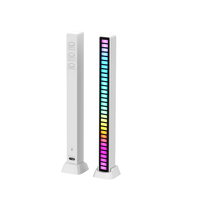 Lumière de décoration de fête à rythme musical LED RGB moderne avec contrôle sonore et contrôle par application, en matériau PC, blanc et noir