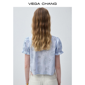 VEGA CHANG Camicetta a Maniche Corte Azzurra per Donna con Ricamo Traforato, Bordo in <span class=keywords><strong>Pizzo</strong></span>, Scollo a V e Maniche a Sbuffo, Orlo Corto - Product Image 2