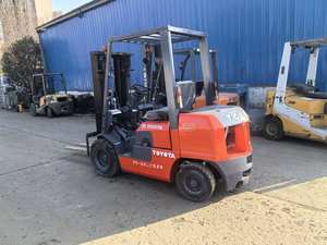 Chariot élévateur Toyota 8FD d'occasion, 3 tonnes, mât 3 étages, moteur diesel, faible nombre d'heures, hauteur de levage 4500 mm, boîte de vitesses, moteur, roulement, bien entretenu - Product Image 3