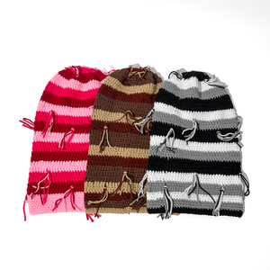 Chapeau Kufi <span class=keywords><strong>en</strong></span> crochet décontracté fait main avec pompons - Rayures arc-<span class=keywords><strong>en</strong></span>-ciel colorées <span class=keywords><strong>en</strong></span> patchwork, adapté au style Rasta/jamaïcain - Product Image 4