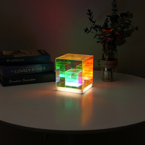 Lámpara de Noche LED Triangular Acrílica Eléctrica OEM Avanzada con Control Táctil para Cubo, Luz Ambiental para Sala de Competición/Escritorio - Product Image 3
