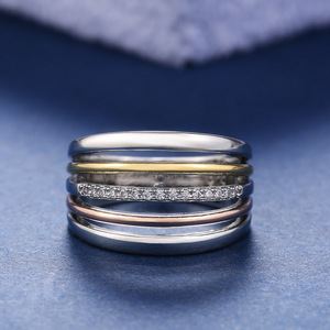 Anello a tre tonalità e più file per donna, stile trendy, accessorio da dito alla moda per feste, idea regalo - Product Image 2