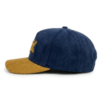 Gorra de Béisbol Personalizada de 5 Paneles con Visera Plana, en Azul Marino y Amarillo Mostaza, de Gamuza, con Bordado y Estructura