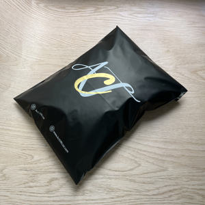 Enveloppes en polyéthylène noir mat personnalisées avec impression couleur - Sacs d'expédition de marque pour les marques de beauté et de mode - Product Image 2