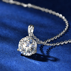 Collana <span class=keywords><strong>con</strong></span> Pendente <span class=keywords><strong>Solitario</strong></span> in Moissanite Colore D Certificato, Tre Griffe, <span class=keywords><strong>con</strong></span> Catena in Argento Sterling 925 - Product Image 2