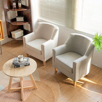 Minimalistischer Cremefarbener Stoffsessel, Ergonomischer Einzelsessel mit Umhüllter Rückenlehne und Leichtem Massivholzbein für Innenräume