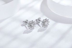 Pendientes de Flor de Girasol Plateados en Rodio, Diseño Lujoso con Silicona - Product Image 6