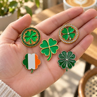 Épinglette personnalisée en émail trèfle à quatre feuilles, badge de revers en métal doré, trèfles pour cadeau de la Saint-Patrick