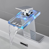 Keran Wastafel Kamar Mandi Kaca Persegi Mewah Hitam Hidroelektrik LED Pengubah Warna Model Air Terjun untuk Wastafel Kamar Mandi