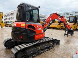 Excavatrice hydraulique Kubota U55-4 d'occasion pour zones restreintes, engin maniable de 5,5 tonnes pour la réfection de voies et allées de communes résidentielles - Product Image 1
