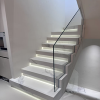 Rampe d'escalier moderne en marbre blanc Designs d'intérieur Rampe de main en verre transparent pour les escaliers de villa et d'hôtel