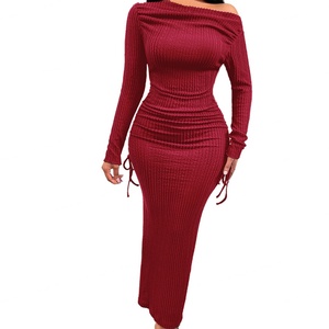 เดรสยาวผู้หญิงสไตล์ลำลองเซ็กซี่แบบเรียบง่ายสำหรับฤดูใบไม้ร่วง คุณภาพสูง รับผลิตตามสั่งขายส่ง OEM แบบไหล่เฉียง แขนยาว ทรงพันรอบตัว - Product Image 1