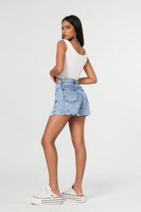 Minigonna in denim lavato a vita alta con bottoni frontali e orlo sfrangiato per donna, stile casual estivo - Product Image 5
