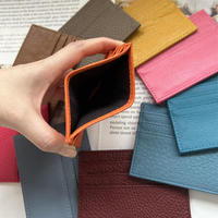 Tempat Kartu Bisnis Kulit Asli Wanita Pria Tipis 7 Slot Fashion Tanpa Penutup Logo Debossed Dompet Kartu Kredit Kartu Bank