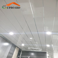 Panneau de plafond en PVC pour la décoration de la maison, léger, facile à nettoyer, plaque de plafond pour hôtel