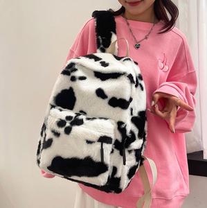 Mochila de viaje de felpa peluda con patrón de vaca lindo de color contraste mochila de piel de chica de ocio estilo Harajuku coreano - Product Image 3