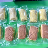 Machine d'emballage alimentaire horizontale semi-automatique pour gâteaux, pain, biscuits, tartes, biscuits avec des sacs en film plastique et une bande transporteuse