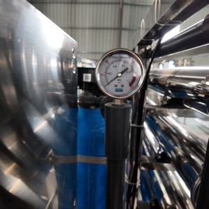 Équipement RO à trois réservoirs de 1000 LPH personnalisé pour le traitement de l'eau brute, équipé d'un <span class=keywords><strong>adoucisseur</strong></span> à résine échangeuse d'ions - Product Image 5