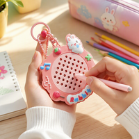 Porte-clés en peluche avec tableau de dessin magnétique en plastique à motif de dessin animé mignon, jouet pendentif avec enregistrement sonore électrique pour enfants, sac d'école, fête