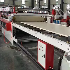 Máquina de producción de tableros para puertas de plástico WPC Máquina de fabricación de tableros de espuma de PVC espumado sólido Precio de fábrica Fabricante
