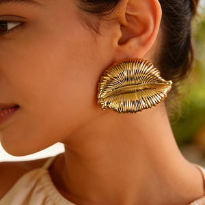 Boucles d'oreilles tendance SUMMLY en forme de lèvres plaquées or 18 carats, en acier inoxydable, imperméables, hypoallergéniques, bijoux de mode pour femmes - Product Image 2