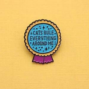 Collier en alliage de Zinc personnalisé Ruban bleu Paillettes Chats Règle Tout autour de moi Émail dur Métal Badge Broche Épingles - Product Image 5