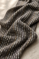 Tissu tricoté 100 % polyester résistant à l'abrasion avec broderie personnalisée, points métalliques et rayures verticales perlées sur toute la surface