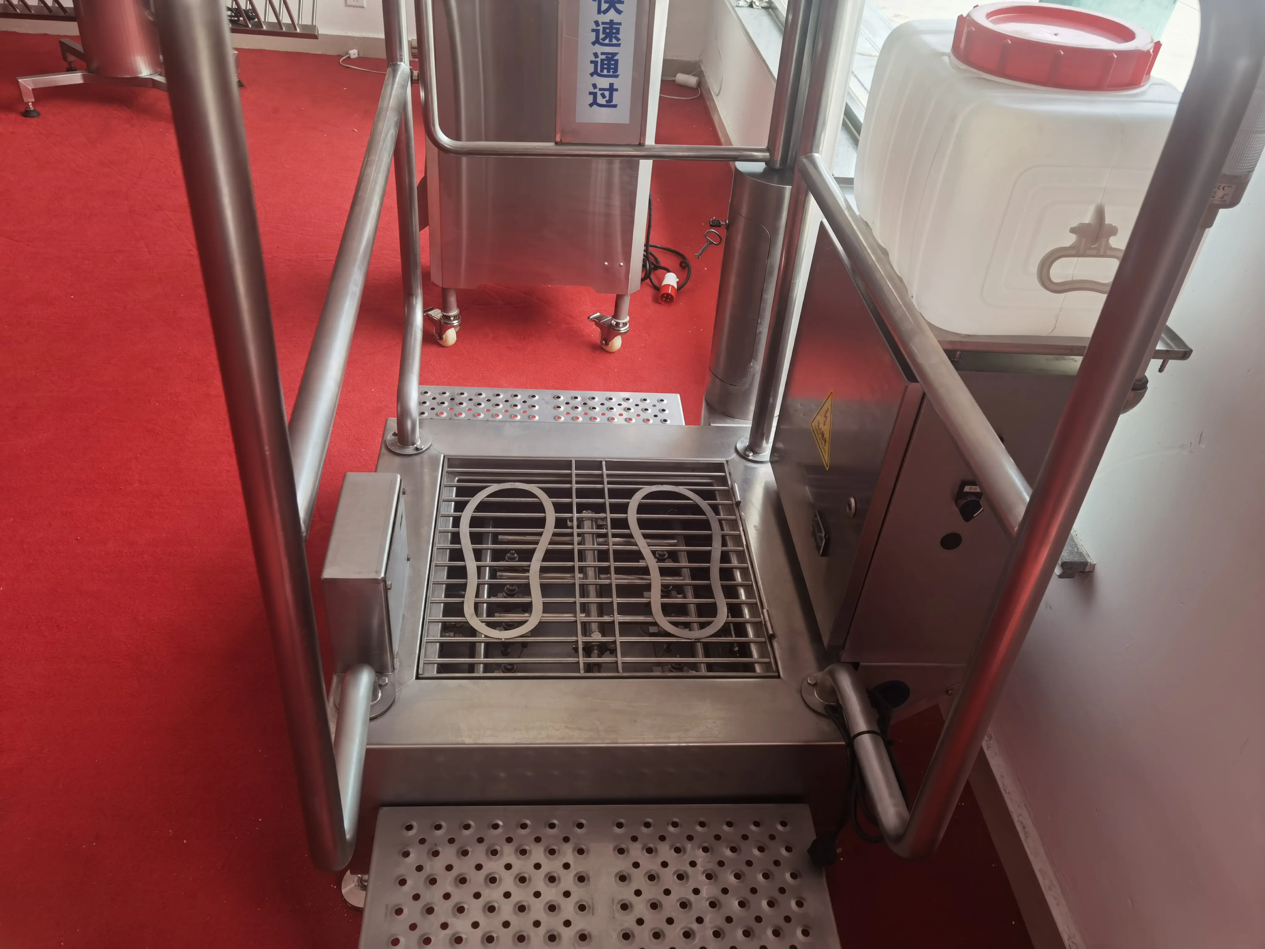 Boot sole spray disinfection and air drying equipment for food workshop slaughter workshop