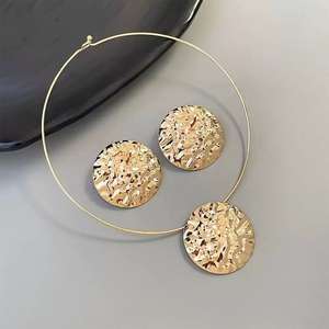 Ensemble collier et boucles d'oreilles pendentif feuille plaqué or, vente en gros, tendance, minimaliste, géométrique, cercle - Product Image 3