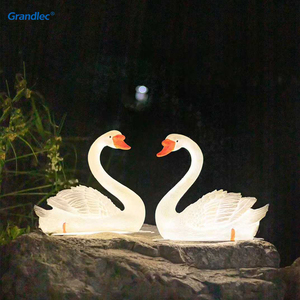 Высококачественная светодиодная уличная скульптура лебедя из стекловолокна на солнечной энергии для праздничного освещения сада и ландшафта - Product Image 1