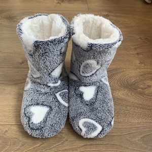 Chaussons d'intérieur chauds pour adultes, automne-hiver, doublés en polaire, épaissis, semelle en mousse de coton, forme de cœur, décontractés, pour hommes et femmes - Product Image 4