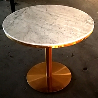 Depuis 2005, table basse ronde en marbre naturel sur mesure avec cadre doré et pieds en acier inoxydable doré.