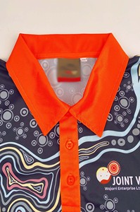 เสื้อโปโลสำหรับชาวออสเตรเลียพื้นเมืองผ้าถักคอสีตัดกันและลวดลายพิมพ์ซับลิเมชันตามสั่ง - Product Image 4