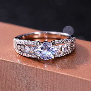 Anello da Donna Traforato con Zirconia Cubica a Grappolo, Stile Proposta, Gioiello di Moda - Product Image 3