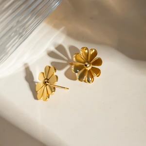 Pendientes de Moda Minimalistas, Chapados en Oro de 18K, Acero Inoxidable, Impermeables, con Diseño de Flor de Margarita, para Mujer - Product Image 3