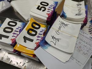 Fabricante de Placas de Número de Carrera Deportivas Personalizadas y Duraderas con Material de Impresión Digital Impermeable para Adultos y Niños - Product Image 4