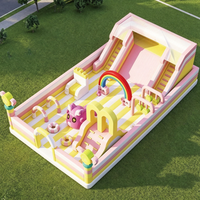 Parc de jeux gonflable commercial multicolore, grande structure de jeux gonflable pour enfants avec toboggan et parcours, idéal pour centres commerciaux, places publiques et locations de carnaval