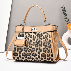Sac à main pliable en cuir PU pour femme avec breloque de verrouillage, bandoulière amovible, fermeture éclair, sac à bandoulière élégant - Product Image 5