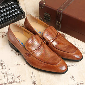 รองเท้าหนังแท้ผู้ชายแฟชั่นทันสมัย สวมใส่สบาย ปลายแหลม เหมาะสำหรับฤดูใบไม้ร่วง ใส่ทำงานและโอกาสทางการ ไซส์ใหญ่ คุณภาพสูง - Product Image 5