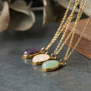 Collar con Colgante de Aventurina Verde en Acero Inoxidable Antialérgico Personalizado 2024, Forma de Letra con Alto Brillo, Chapado en Oro - Nuevo Diseño - Product Image 4