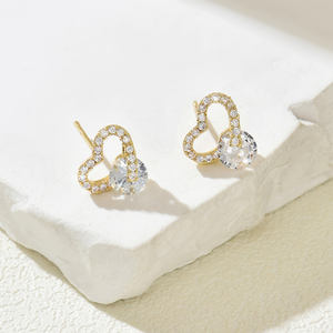 Boucles d'oreilles clous tendance en forme de cœur de style coréen pour femmes, en cuivre de haute qualité avec zircon, vente en gros - Product Image 4