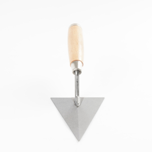 Outils de <span class=keywords><strong>maçonnerie</strong></span> Industrial Grace, truelle triangulaire en acier robuste avec manche en bois FSC - Product Image 1