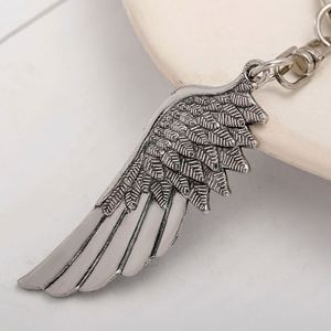 Porte-clés personnalisé rétro en alliage de zinc, style européen et américain, avec pendentif ailes d'ange à plume unique, accessoires de sac, vente en gros - Product Image 3
