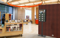 Bestseller 2025 KiDiGi: Espositore Pubblicitario con Serratura Elettronica in Metallo, Schermo da 18,5 Pollici, 8 Scomparti, Cavo di Ricarica 3-in-1