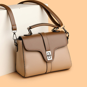 Nuova Borsa a Tracolla Primaverile/Estiva 2025 per Donna Emana un senso di trasporto elegante e raffinato. Io - Product Image 4
