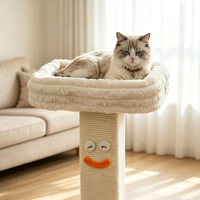 Arbre à chat moderne d'intérieur avec griffoir en sisal, colonne carrée, grand nid douillet en peluche et motif visage souriant de dessin animé