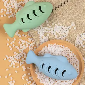 制造商定制猫薄荷球鱼形玩具宠物玩具互动球牙齿清洁和舔宠物玩具
