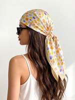 Écharpe en soie imitation à motifs de cœurs colorés. Écharpe carrée en satin frais. Accessoire essentiel pour les trajets quotidiens des femmes.