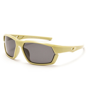 Lunettes de soleil de sport pour enfants C17, rectangulaires, polarisées, protection UV400, monture grise, branches grises - Product Image 4